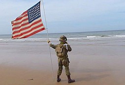 Neuvěřitelně dojemné vzdání pocty padlým vojákům od 11ti letého chlapce na pláži OMAHA - tohle vás fakt dostane