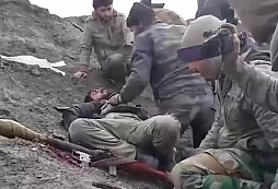Brutální video bojovníka ISIL, které končí jeho headshotem