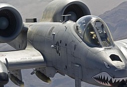 Kompilace legendárního letounu A-10 Warthog