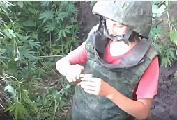 Když se děti baví házením granátů do pole plného marihuany... 