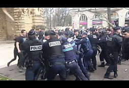 FRANCIE - Demonstrace proti terorismu = zatčení pro rasismus