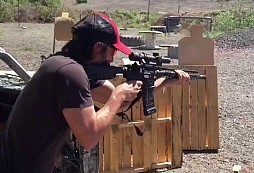 Keanu Reeves trénuje střelbu do akčního filmu John Wick 2