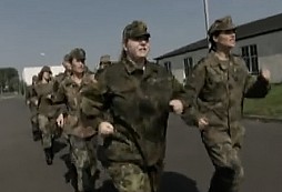 Proč nemohou ženy do armády :)