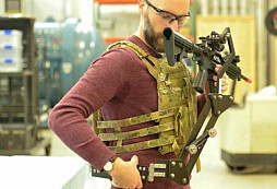 Podívejte se, jak vypadá voják v akci využívající prototyp pomocné mechanické paže