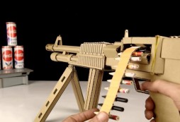 Podívejte se, jak si vytvořit z kartonu funkční model kulometu M60