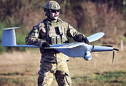 Na IDETu a Bahnech se představí „dělostřelecké“ drony FlyEye a Warmate