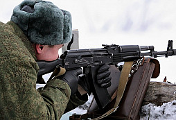 Kolik součástek z pušky AK-74 lze odstrojit, aby byla zbraň ještě schopna výstřelu