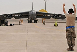 USA přesunuly své obří bombardéry B-52 blíže k Íránu a staví pro ně přistávací dráhu v Iráku
