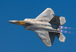 Americký stíhací letoun 5. generace F-22 prokázal, že dokáže totéž co ruské letadlo generace 4 ++ Su-35