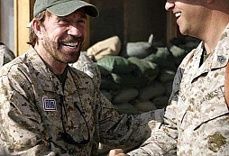 Když potká Chuck Norris vojáka, vždy řekne: „Díky za vaši službu.“