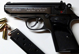 Walther PP, který používal Sean Connery jako James Bond, byl vydražen za 5 milionů korun