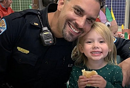 Policista adoptoval malou holčičku, kterou zachránil před domácím násilím