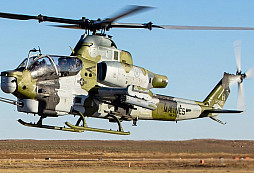 Bitevní AH-1Z Viper námořní pěchoty v tradiční kamufláži – ty české jim nejsou nepodobné
