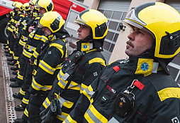 Pražští hasiči testují chytré obleky, které mají za úkol chránit jejich zdraví