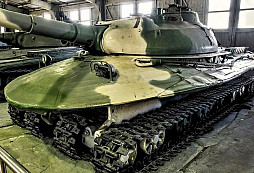 Unikátní sovětský těžký tank, který měl odolat jadernému výbuchu, byl opět uveden do provozu