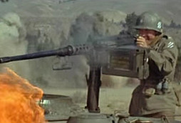 Audie Murphy: Medaili cti si vysloužil kulometnou palbou z hořícího stíhače tanků proti německé přesile