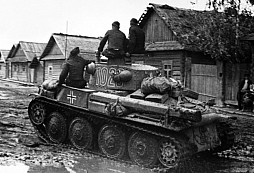 Osamocený kuchař Rudé armády vyřadil německý tank sekerou. Osádku následně zajal