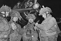 Operace Tonga v Den D: pouhých 150 britských výsadkářů obsadilo dělovou baterii Merville