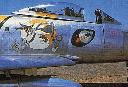 Americký pilot pronásledoval během korejské války MiG až do Číny. Ve Vietnamu přežil hanojský Hilton