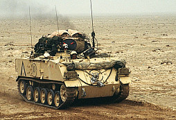 Obrněné bojové vozidlo FV432 britské armády v plné síle