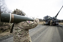Ukrajinští vojáci přijeli do Velké Británie, kde absolvují výcvik na 155mm samohybné houfnice AS-90