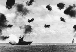 Letadlová loď Yorktown bojovala jako lev a přispěla k japonským porážkám v Korálovém moři a u Midway