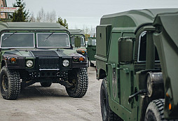 Sanitky Hummer H1 pro Ukrajinu: Jak probíhal přesun techniky a materiálu