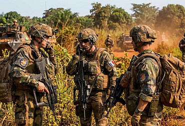 Macron chce poslat 10 000 vojáků na Ukrajinu. V zákulisí padlo číslo, které teď budí otázky