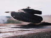 Německý tank Leopard 2 si poradí v těžkém terénu a umí i „skákat“