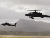 Spor o Apache: Proč se armáda zbavuje bitevních vrtulníků a co ukázala demonstrace proti dronům