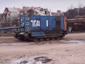 Video: Rusové posílají do boje „kontejnerové tanky