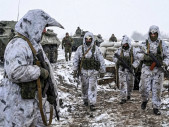 Bizár ze zimní fronty: Rusové nasadili obleky připomínající tučňáky. Jak to dopadlo
