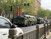 Čína vyslala jasný vzkaz: Hypersonické odpalovače DF-27 projely městem