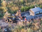 Video: Velitel vyrazil pod palbu osobně. Dva zraněné vojáky zachránil pickupem bez pancéřování