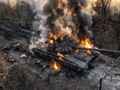 Ukrajinské drony odhalily maskovaný ruský tank. Větve ho nezachránily - naopak pomohly požáru