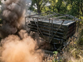 Video: Ruský raketomet se schoval mezi stromy. Drony ho stejně vypátraly