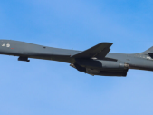 Podezřelé vozy, zatčení muži a odlet bombardérů. Co se děje u RAF Fairford