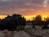 NATO chce zkrátit rozhodování o útoku na polovinu. V Lotyšsku testuje systém, který může změnit moderní válku