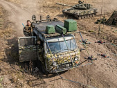 Video: Ukrajinské FPV drony na optickém vlákně zasáhly ruskou pěchotu, techniku i tank
