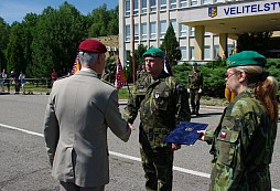 Voják pomohl těžce zraněnému dítěti