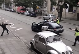 Polská policie vs rozzuřený rozbiječ skel