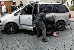 Policejní zásah proti drzé řidičce před Pražským hradem. Tvrdá, ale naprosto legitimní akce PČR!