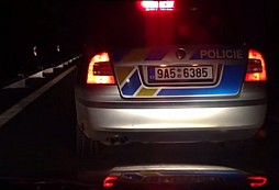 Drzý řidič problikává policejní hlídku na dálnici, aneb další plivnutí do tváře mužům zákona...