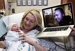 Voják sledoval porod 7 hodin přes internet!