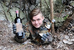 Polští hledači pokladů našli v bunkru osmdesát let staré nacistické víno