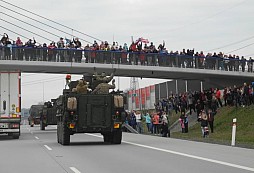 Lidé si demonstrantů už nevšímají a vojáci je prý ani nezaregistrovali