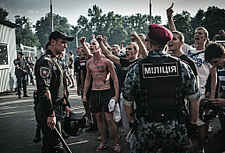 Hodně drsnej zásah OMONu proti fotbalovým hooligans