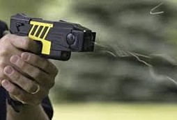 Nezničitelného staříka nezastavil ani TASER