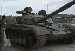 Tank T-72 na benzince