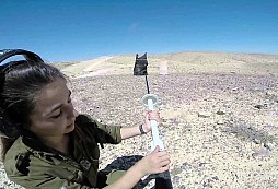 Výcvik příslušníků IDF s různými typy zbraní 